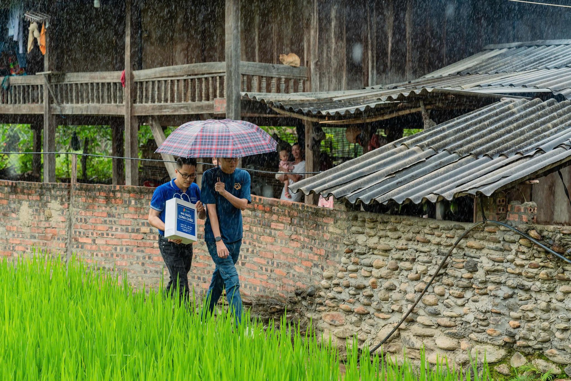 Long Châu tri ân đội ngũ: Thưởng Tết trung bình tăng 47%, cao nhất 127 triệu- Ảnh 2. Long Châu tri ân đội ngũ: Thưởng Tết trung bình tăng 47%, cao nhất 127 triệu- Ảnh 2.