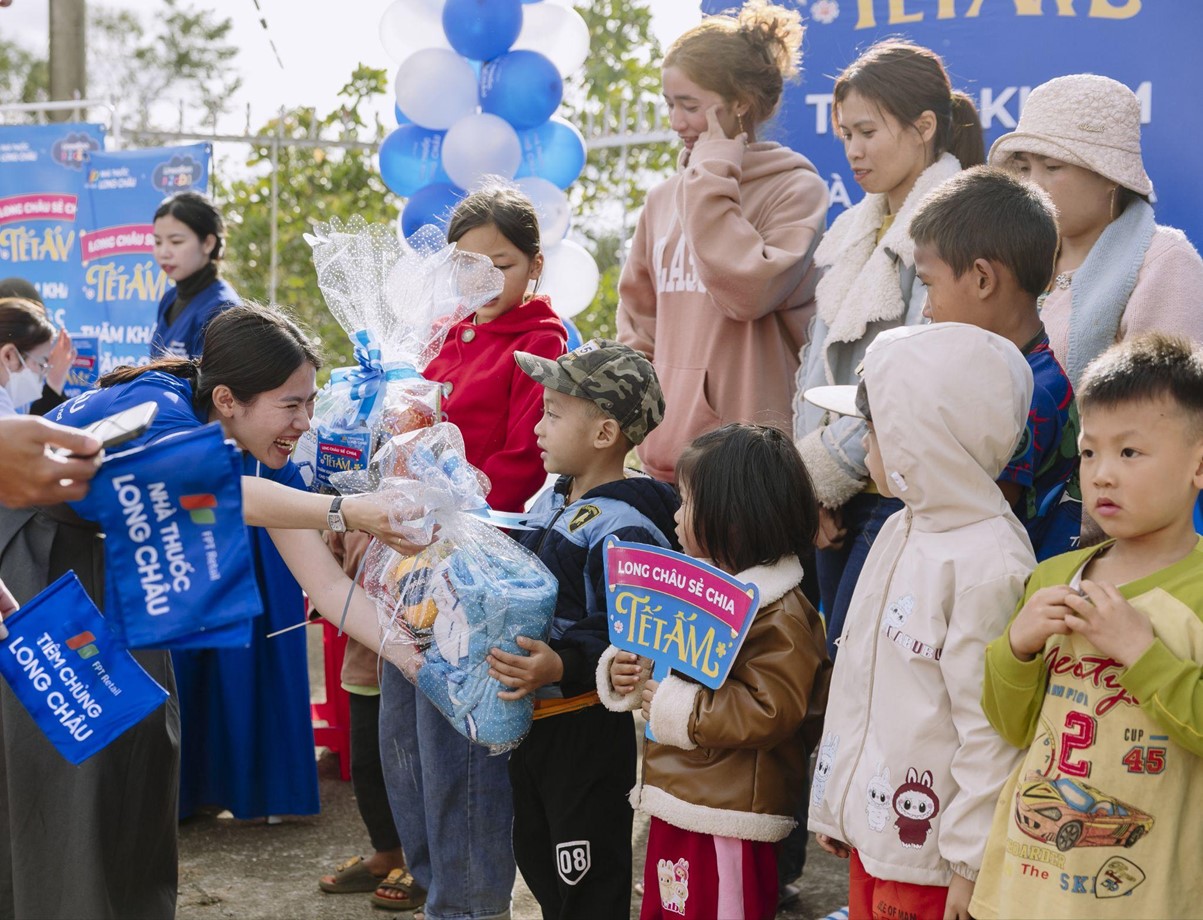 Long Châu tri ân đội ngũ: Thưởng Tết trung bình tăng 47%, cao nhất 127 triệu- Ảnh 3. Long Châu tri ân đội ngũ: Thưởng Tết trung bình tăng 47%, cao nhất 127 triệu- Ảnh 3.