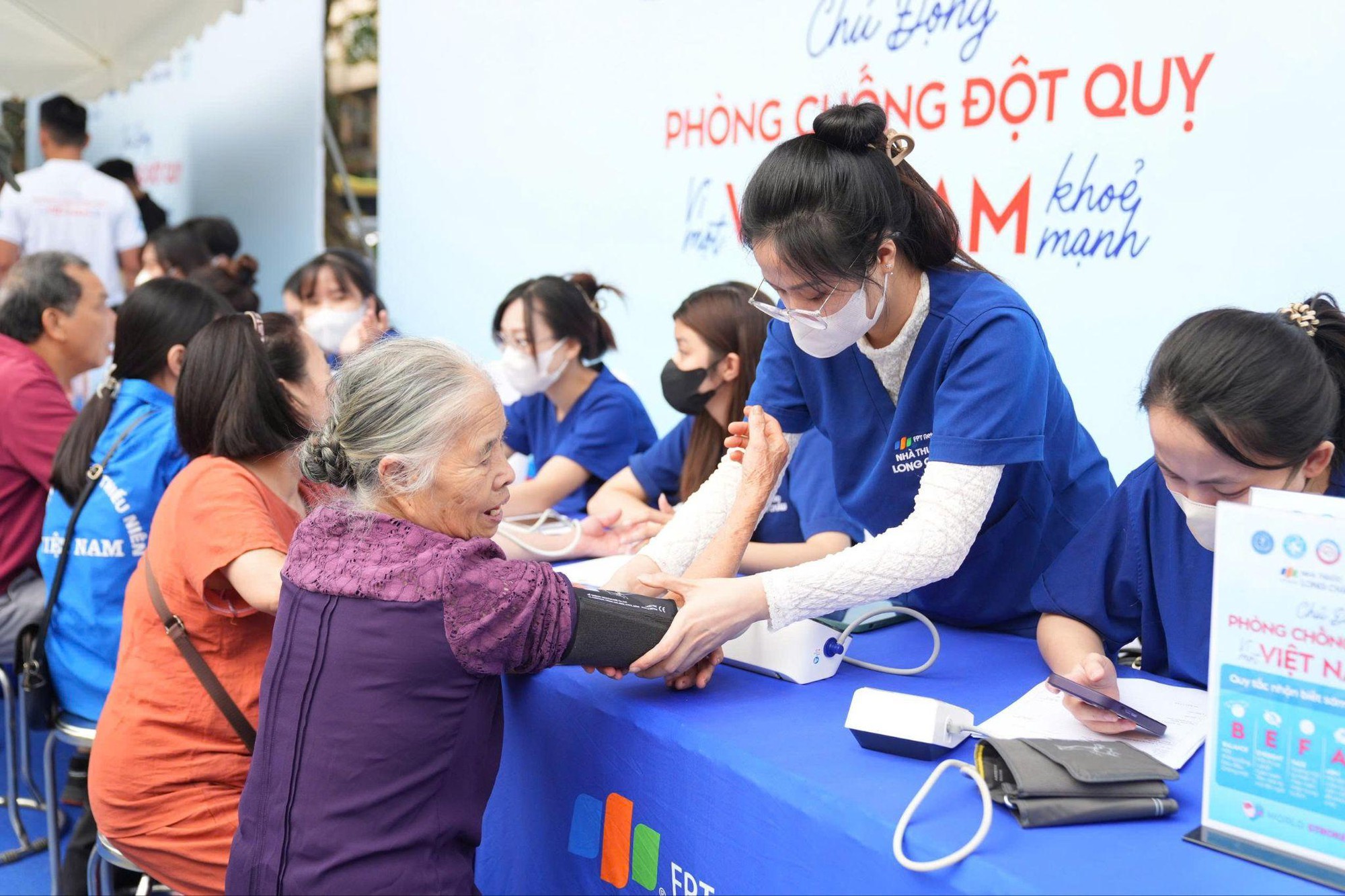 Long Châu tri ân đội ngũ: Thưởng Tết trung bình tăng 47%, cao nhất 127 triệu- Ảnh 8. Long Châu tri ân đội ngũ: Thưởng Tết trung bình tăng 47%, cao nhất 127 triệu- Ảnh 8.