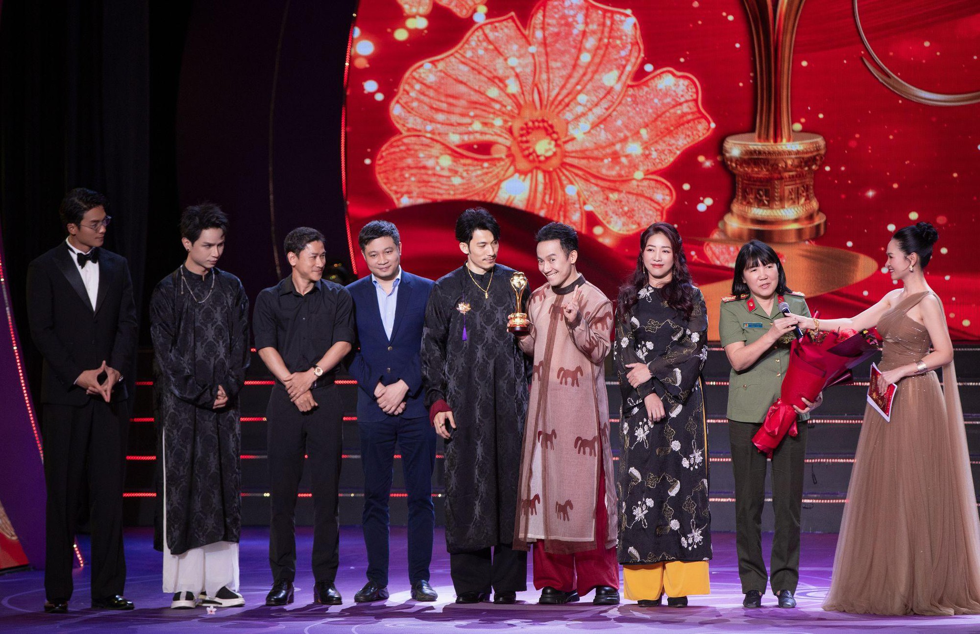 Chiến Sĩ Quả Cảm là chương trình truyền hình được khán giả yêu thích nhất tại Mai Vàng lần thứ 31 - Ảnh 2. Chiến Sĩ Quả Cảm là chương trình truyền hình được khán giả yêu thích nhất tại Mai Vàng lần thứ 31 - Ảnh 2.