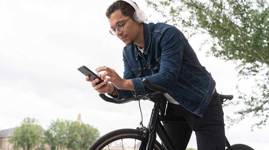 Tai nghe on-ear trở lại: Đeo thế nào để vừa đẹp vừa không đau tai, cấn kính? - Ảnh 1. Tai nghe on-ear trở lại: Đeo thế nào để vừa đẹp vừa không đau tai, cấn kính? - Ảnh 1.