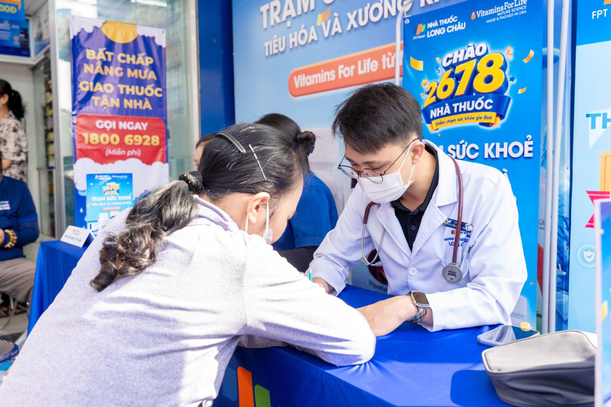 Long Châu cùng Hội Thầy thuốc trẻ Việt Nam tiên phong đưa bác sĩ đến nhà thuốc- Ảnh 5. Long Châu cùng Hội Thầy thuốc trẻ Việt Nam tiên phong đưa bác sĩ đến nhà thuốc- Ảnh 5.