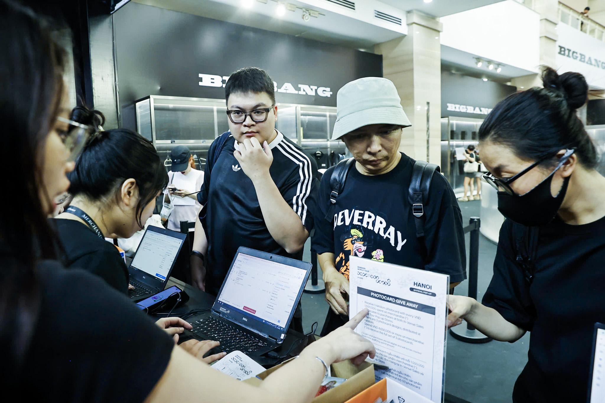 Cảnh tượng hiếm thấy tại trụ sở VPBank: Hàng nghìn người xếp hàng cả trăm mét chờ mua merchandise BIGBANG- Ảnh 11. Cảnh tượng hiếm thấy tại trụ sở VPBank: Hàng nghìn người xếp hàng cả trăm mét chờ mua merchandise BIGBANG- Ảnh 11.