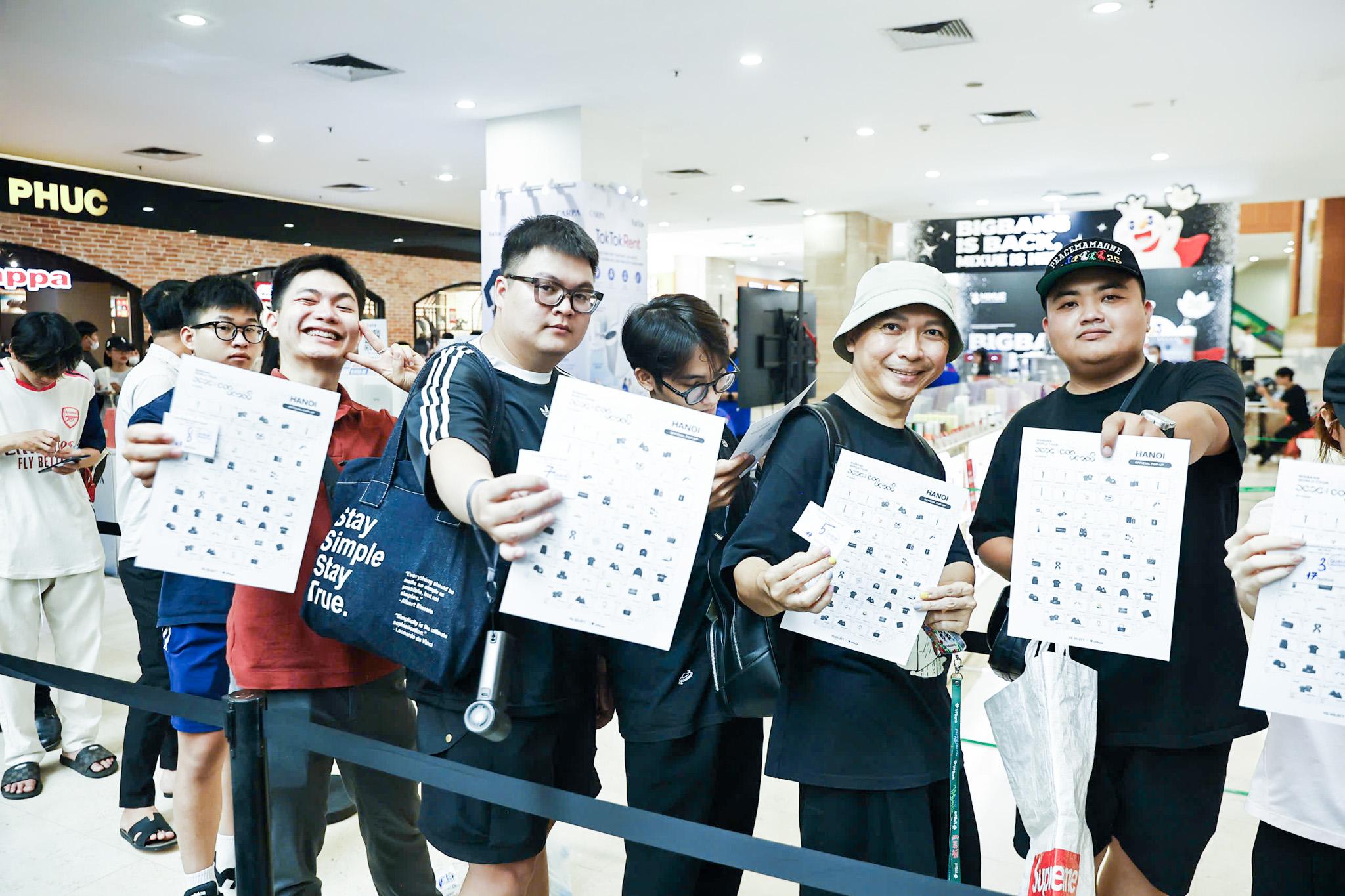 Cảnh tượng hiếm thấy tại trụ sở VPBank: Hàng nghìn người xếp hàng cả trăm mét chờ mua merchandise BIGBANG- Ảnh 2. Cảnh tượng hiếm thấy tại trụ sở VPBank: Hàng nghìn người xếp hàng cả trăm mét chờ mua merchandise BIGBANG- Ảnh 2.
