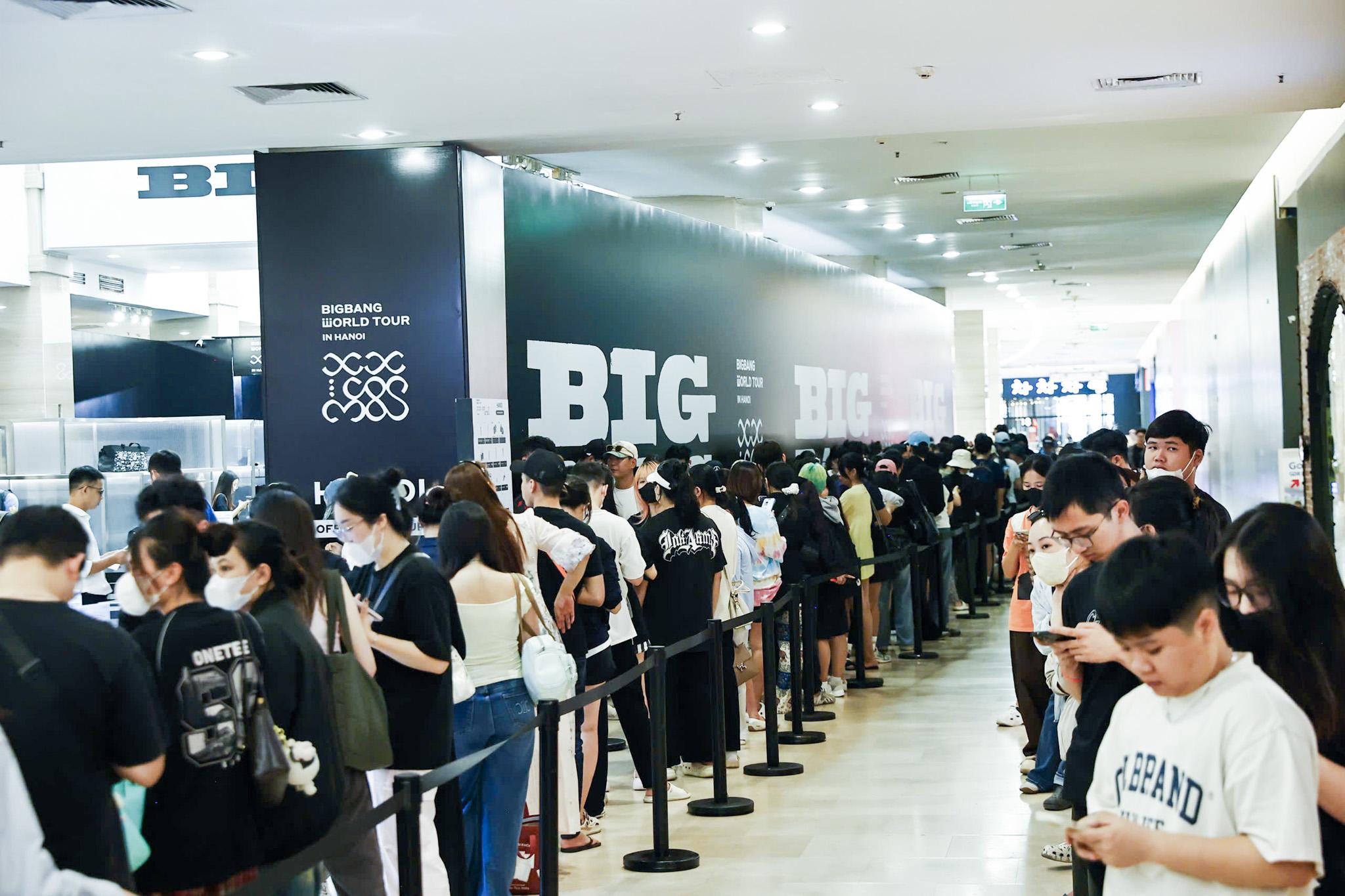 Cảnh tượng hiếm thấy tại trụ sở VPBank: Hàng nghìn người xếp hàng cả trăm mét chờ mua merchandise BIGBANG- Ảnh 3. Cảnh tượng hiếm thấy tại trụ sở VPBank: Hàng nghìn người xếp hàng cả trăm mét chờ mua merchandise BIGBANG- Ảnh 3.