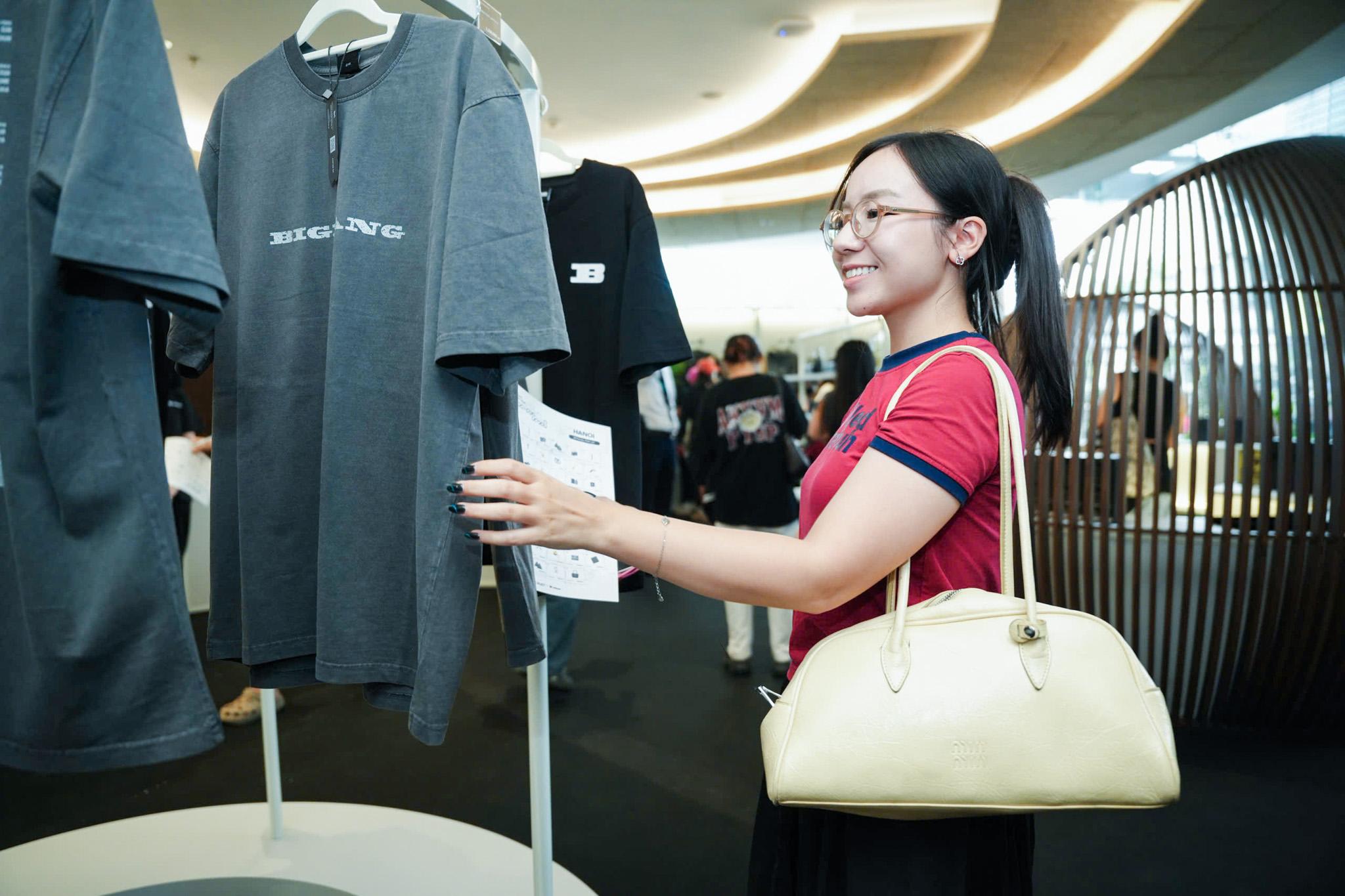 Cảnh tượng hiếm thấy tại trụ sở VPBank: Hàng nghìn người xếp hàng cả trăm mét chờ mua merchandise BIGBANG- Ảnh 5. Cảnh tượng hiếm thấy tại trụ sở VPBank: Hàng nghìn người xếp hàng cả trăm mét chờ mua merchandise BIGBANG- Ảnh 5.