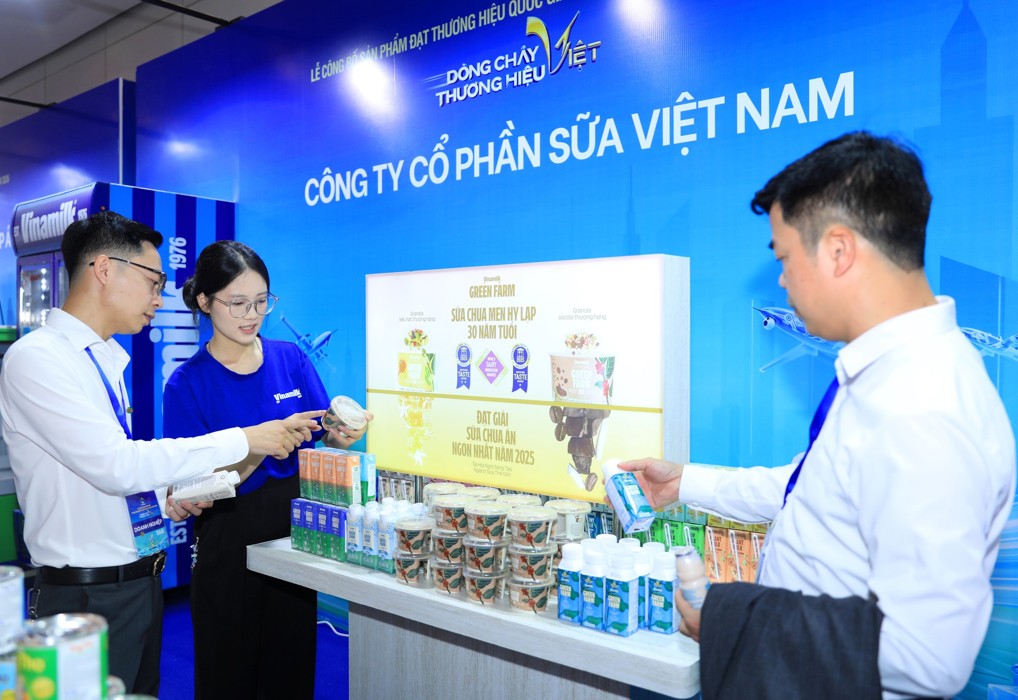 Lấy tiêu chuẩn cao nhất của thế giới làm đích đến: Vinamilk xuất sắc đạt Thương hiệu Quốc gia 18 năm liền - Ảnh 1. Lấy tiêu chuẩn cao nhất của thế giới làm đích đến: Vinamilk xuất sắc đạt Thương hiệu Quốc gia 18 năm liền - Ảnh 1.