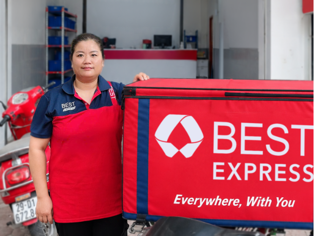 Những đ&oacute;a hồng tr&ecirc;n y&ecirc;n xe: Chuyện nữ shipper 7 năm bền bỉ với nghề giao h&agrave;ng - Ảnh 1.
