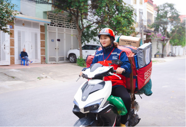 Những đ&oacute;a hồng tr&ecirc;n y&ecirc;n xe: Chuyện nữ shipper 7 năm bền bỉ với nghề giao h&agrave;ng - Ảnh 3.