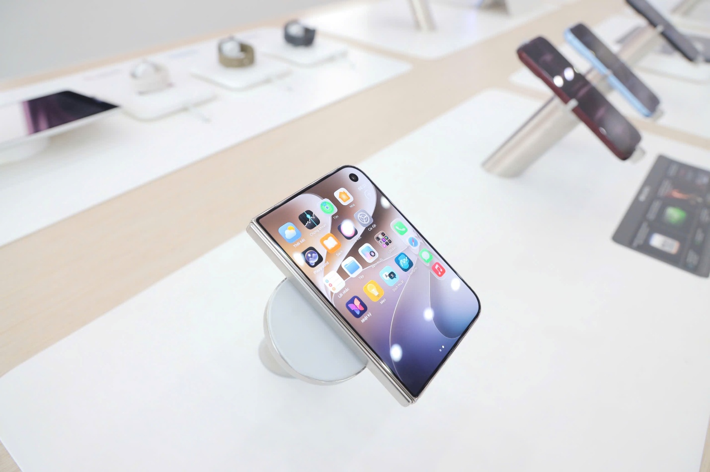 Viettel Store chính thức mở bán iPhone Duo - Ảnh 2.