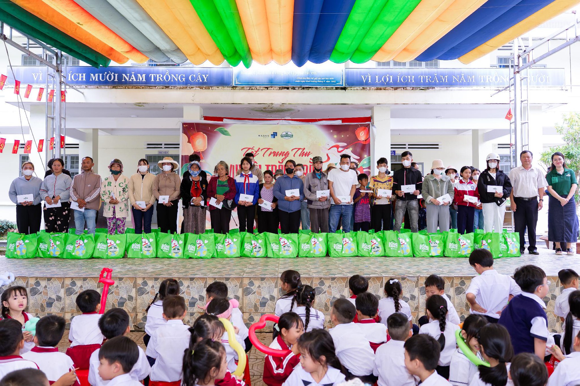 ‏Phúc Long mang niềm vui đến hơn 400 trẻ em Phường B’lao‏- Ảnh 1.