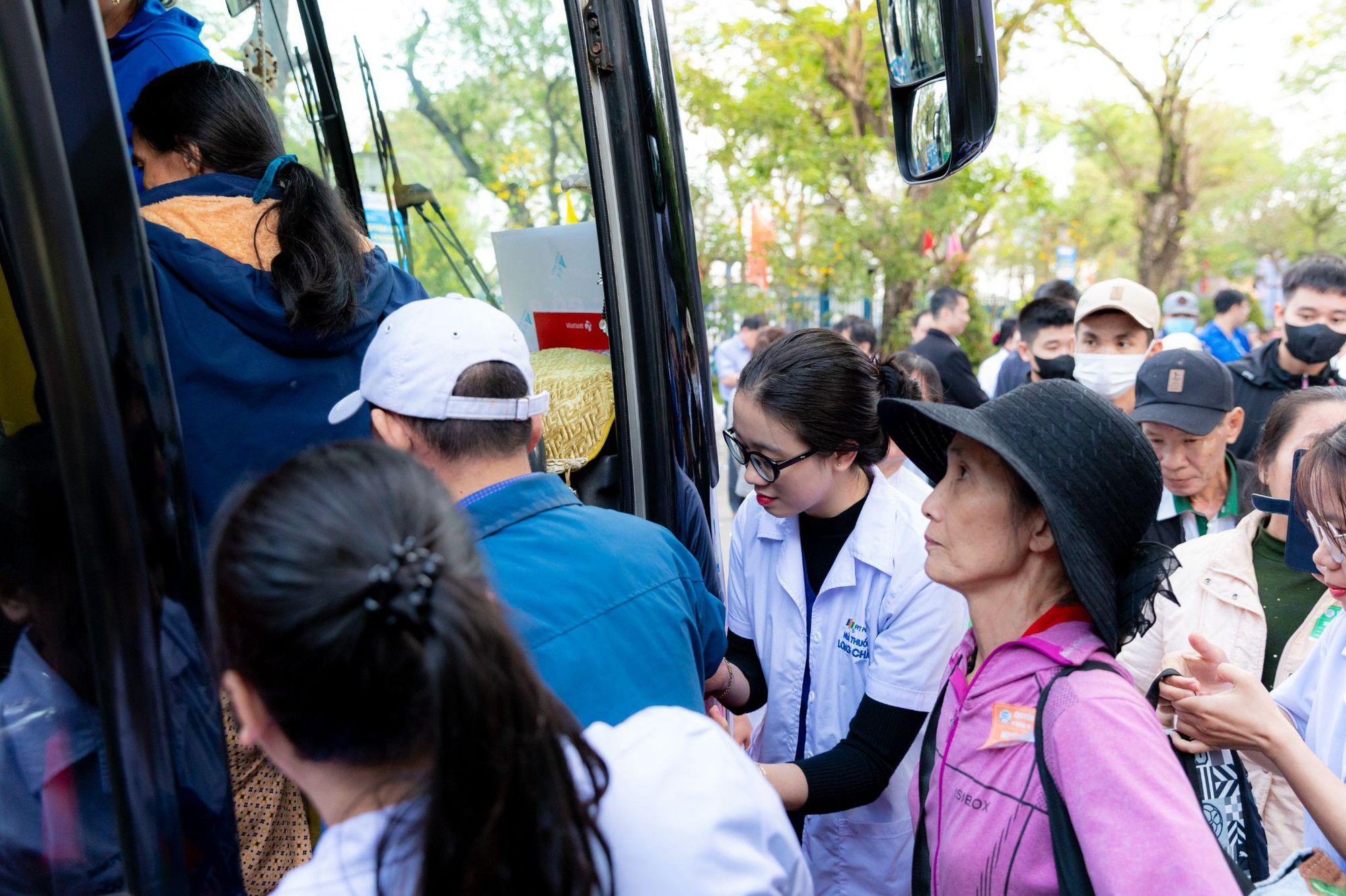 Long Châu chân thành gửi trao Tết ấm, Tết khỏe mạnh đến bà con mọi miền- Ảnh 1.