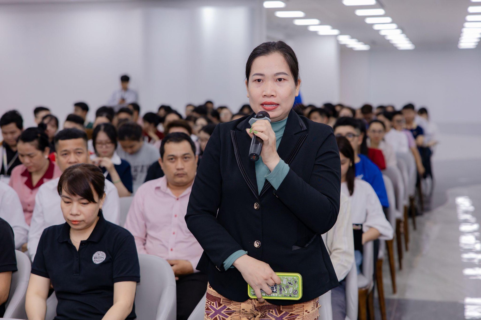 Nhiều tạp vụ, bảo vệ bật khóc khi nhận thưởng Tết là một lượng vàng 9999 - Ảnh 1.