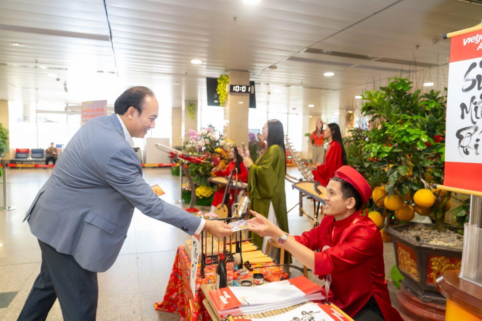 Xuân Bính Ngọ rộn ràng, Vietjet lan tỏa tài lộc khắp các sân bay- Ảnh 3. Xuân Bính Ngọ rộn ràng, Vietjet lan tỏa tài lộc khắp các sân bay- Ảnh 3.