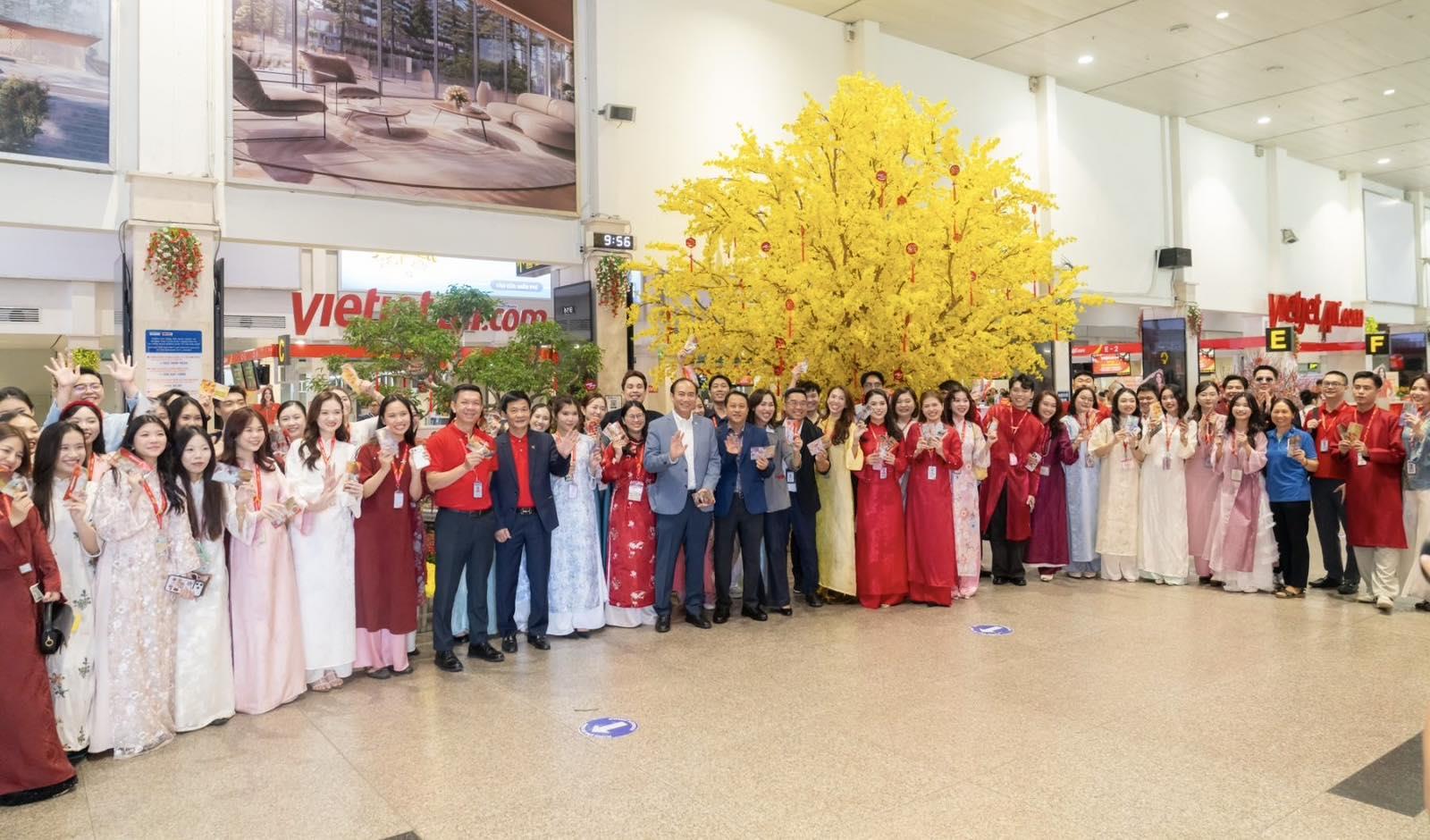 Xuân Bính Ngọ rộn ràng, Vietjet lan tỏa tài lộc khắp các sân bay- Ảnh 6. Xuân Bính Ngọ rộn ràng, Vietjet lan tỏa tài lộc khắp các sân bay- Ảnh 6.