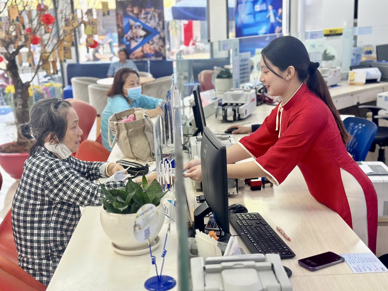 Ngân hàng "chơi lớn" sau Tết: Tung lãi suất 7,6% kèm cơ hội trúng vàng 999.9- Ảnh 1. Ngân hàng "chơi lớn" sau Tết: Tung lãi suất 7,6% kèm cơ hội trúng vàng 999.9- Ảnh 1.