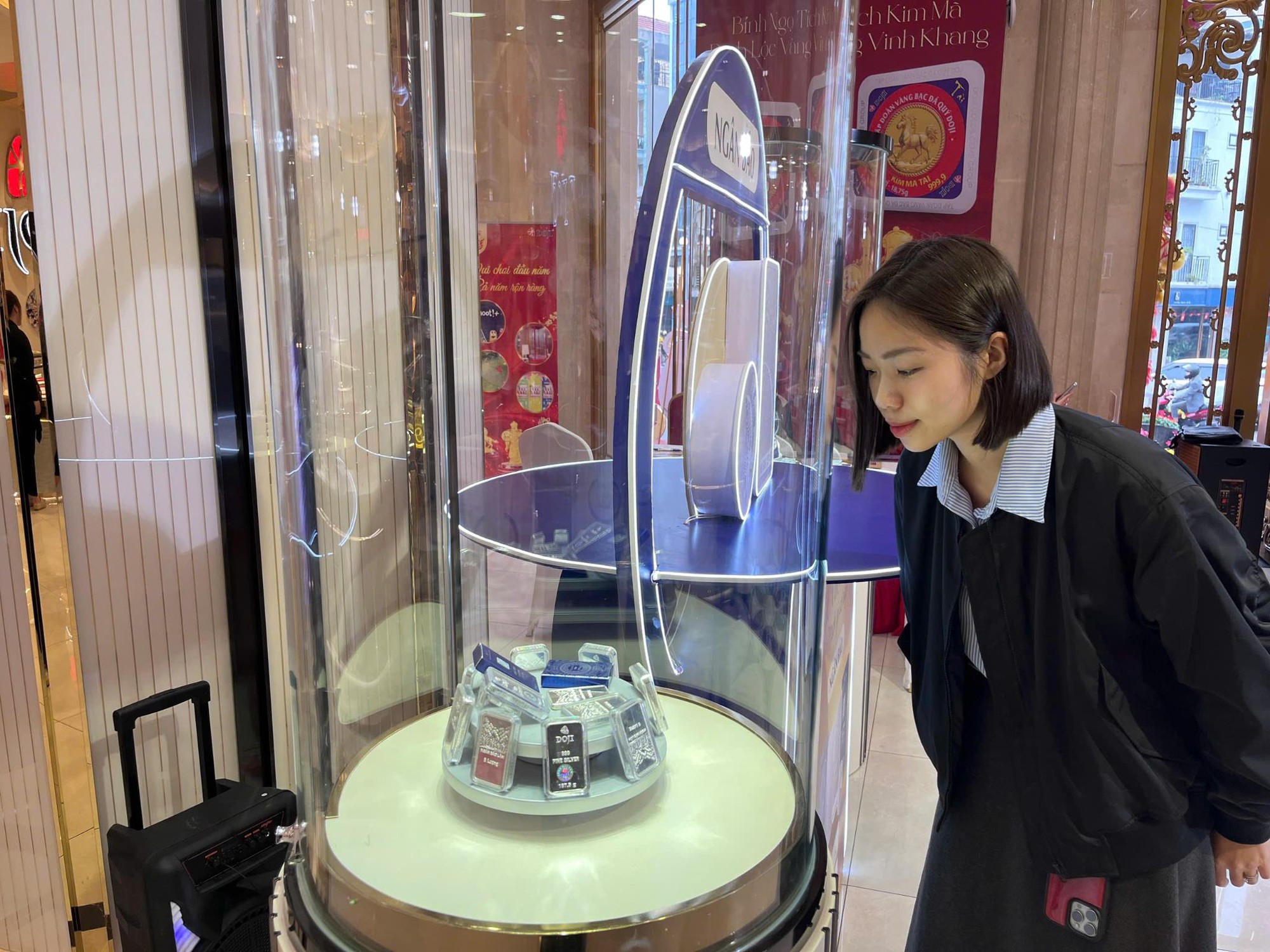 DOJI hút khách mua vàng bạc ngày Thần Tài- Ảnh 4. DOJI hút khách mua vàng bạc ngày Thần Tài- Ảnh 4.