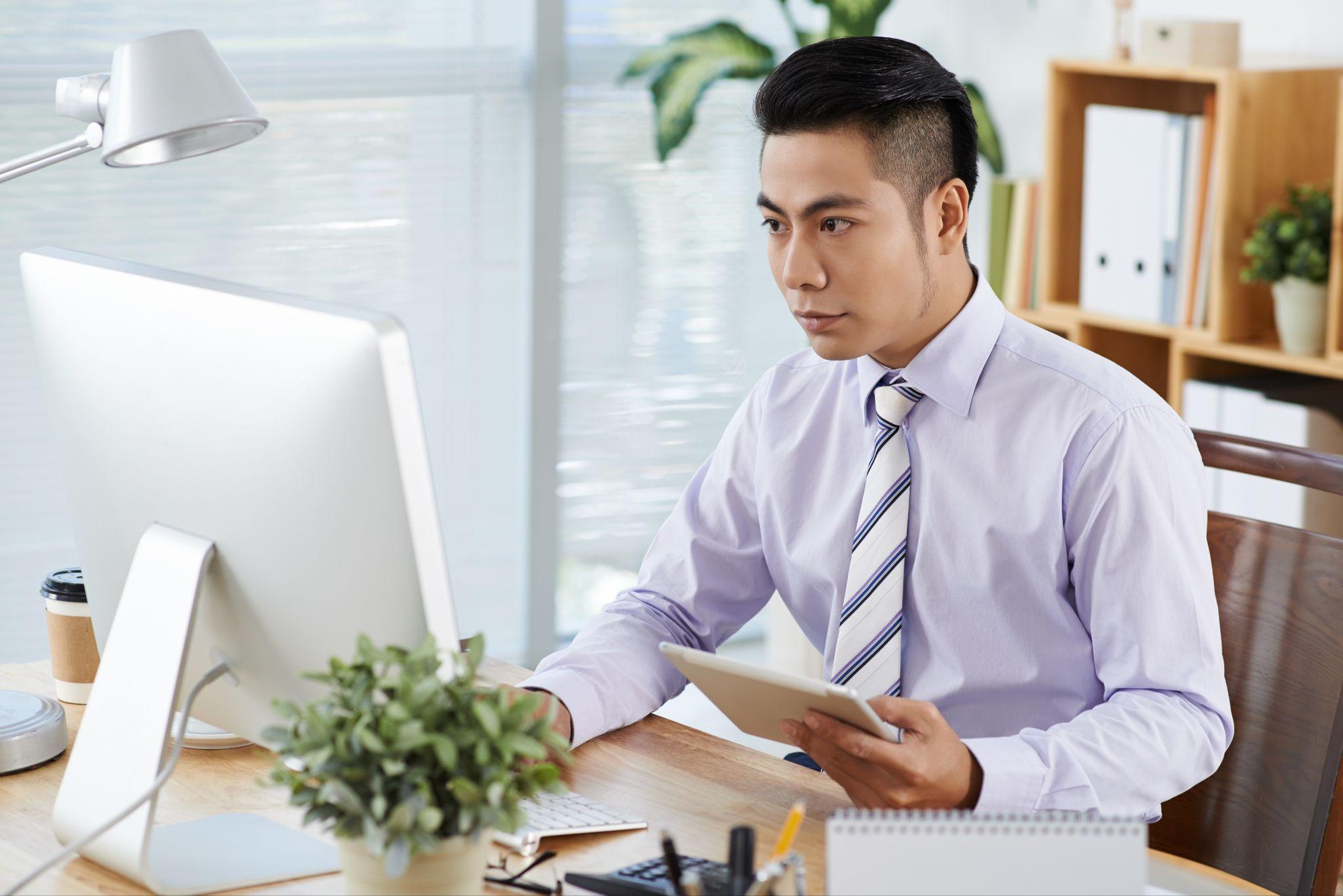 Ngủ đủ giấc vẫn lờ đờ cuối ngày: liệu dân văn phòng có đang bỏ quên đôi mắt?- Ảnh 1.