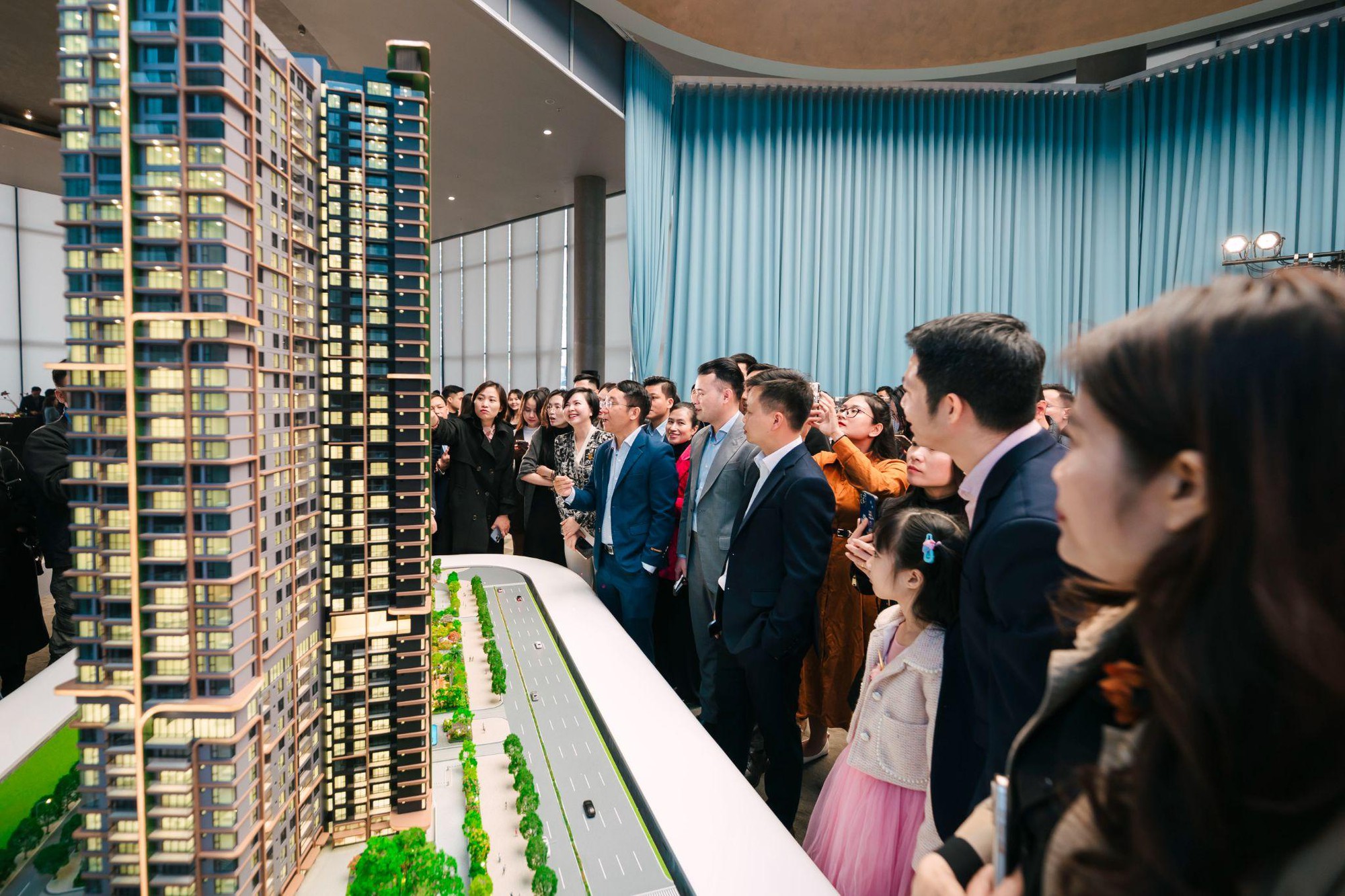 LUMIÈRE Essence Peak chính thức ra mắt sa bàn dự án cùng buổi trò chuyện về thời vận 2026- Ảnh 2.