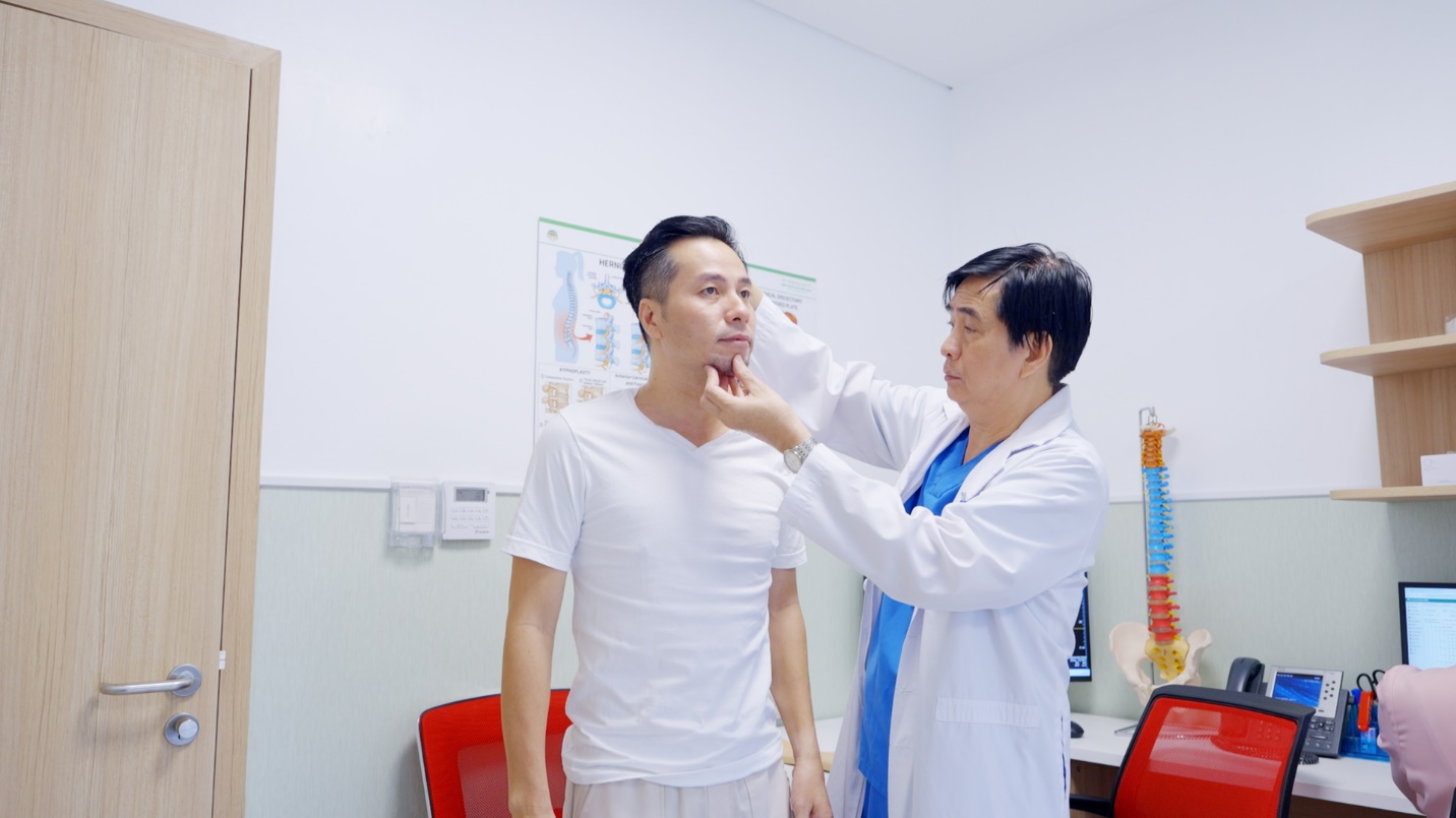 Phẫu thuật cho bệnh nhân liệt tứ chi sau cú nhảy tại bể bơi- Ảnh 1.