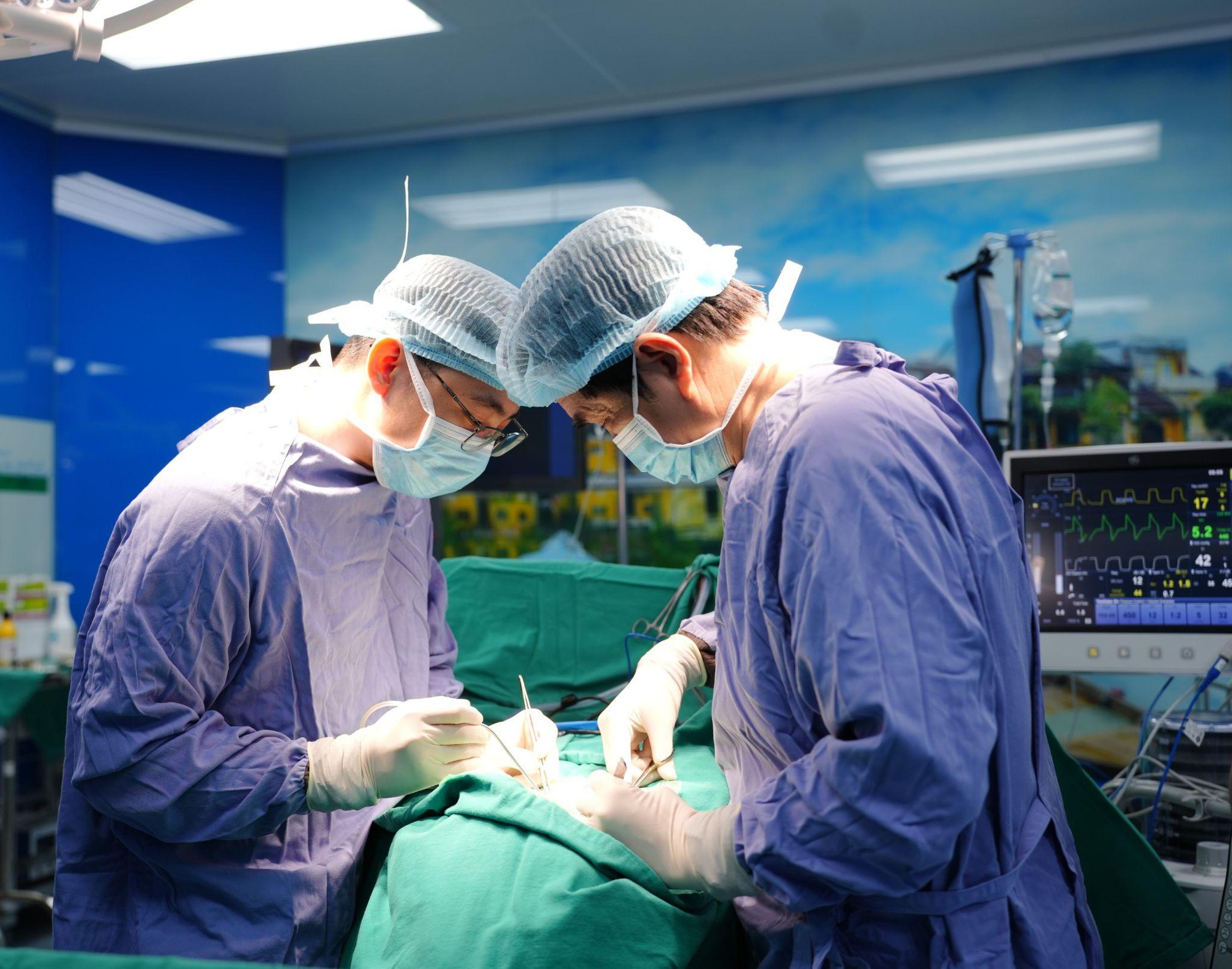 Phẫu thuật cho bệnh nhân liệt tứ chi sau cú nhảy tại bể bơi- Ảnh 2.