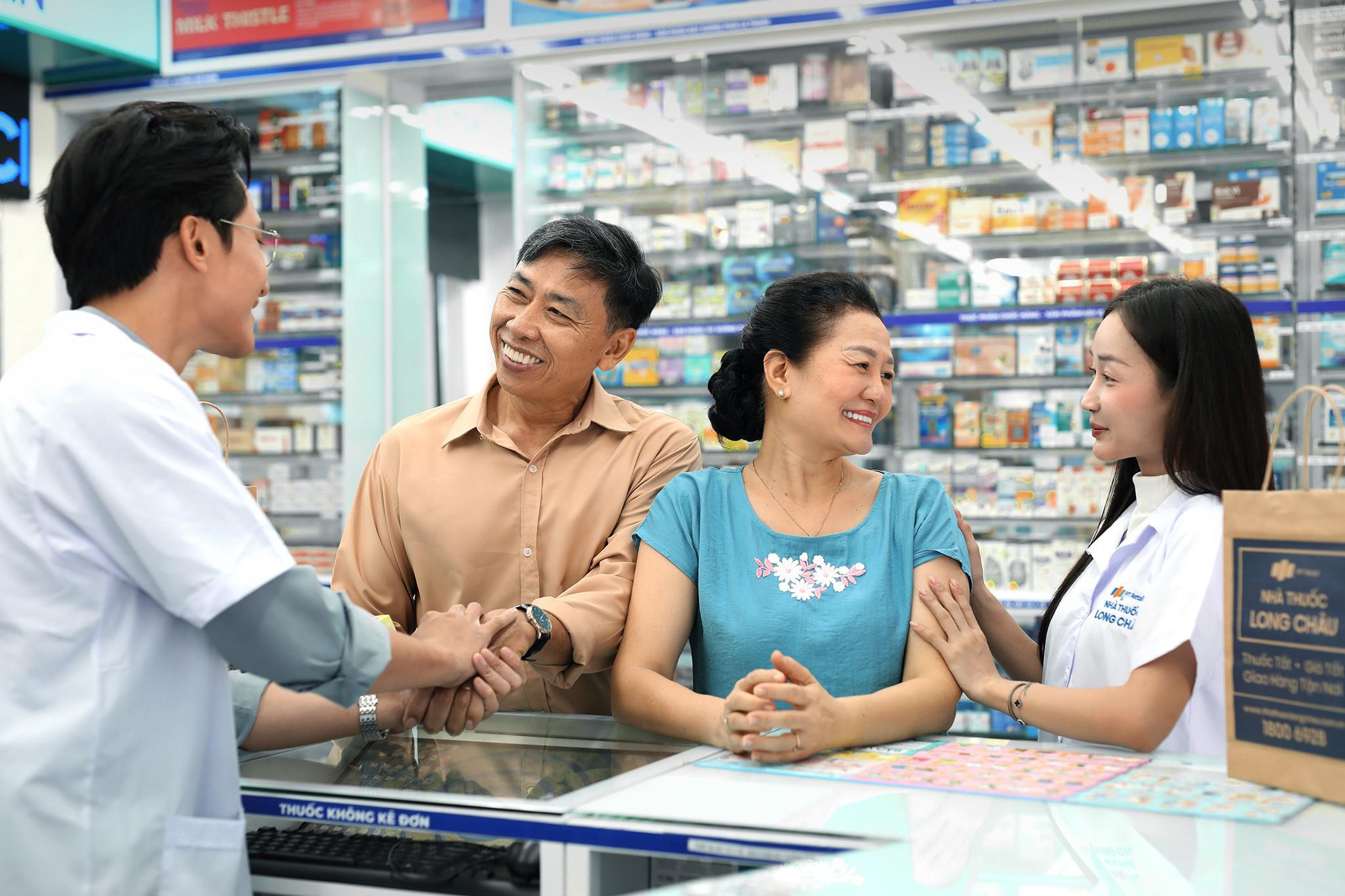 Bất chấp giá xăng tăng, Long Châu không tăng giá thuốc, miễn phí giao hàng- Ảnh 1. Bất chấp giá xăng tăng, Long Châu không tăng giá thuốc, miễn phí giao hàng- Ảnh 1.