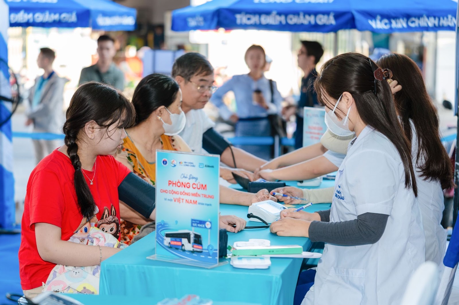 Long Châu và Abbott miễn phí 2.000 liều vắc xin cúm đến người dân miền Trung- Ảnh 3.