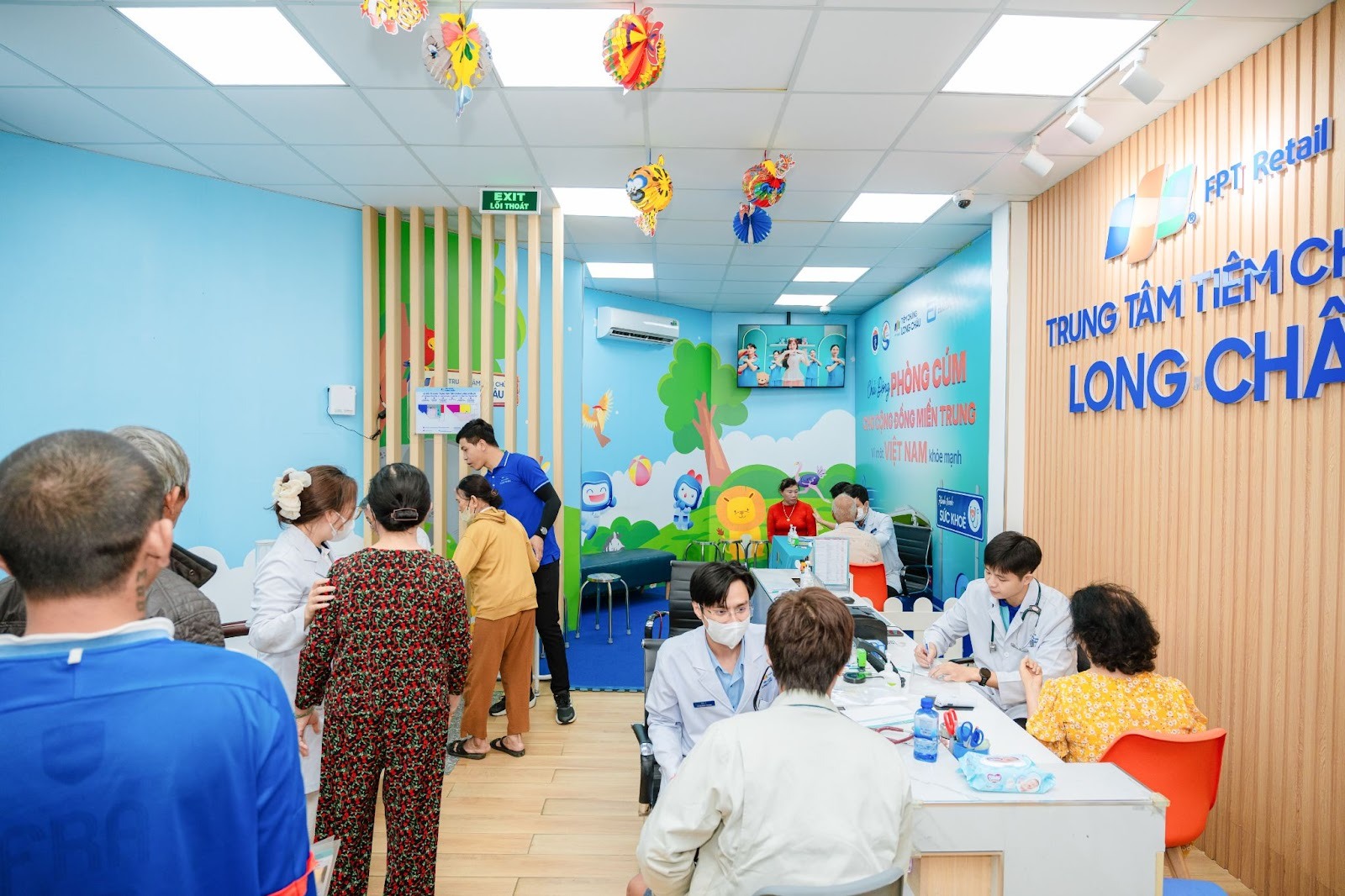 Long Châu và Abbott miễn phí 2.000 liều vắc xin cúm đến người dân miền Trung- Ảnh 5.