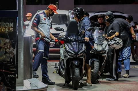 Ứng dụng đặt xe tung giải pháp giúp người trẻ yên tâm giữa bão xăng tăng- Ảnh 1.