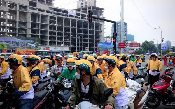 Giải pháp nào cho những tài xế công nghệ giữa cơn bão giá xăng? - Ảnh 1. Giải pháp nào cho những tài xế công nghệ giữa cơn bão giá xăng? - Ảnh 1.