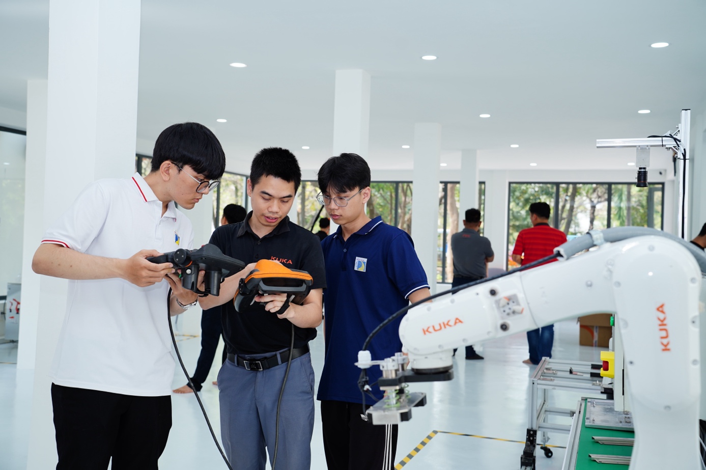 KUKA – Hãng Robot đặt nền móng hệ sinh thái Robot & AI tại miền Trung- Ảnh 2.
