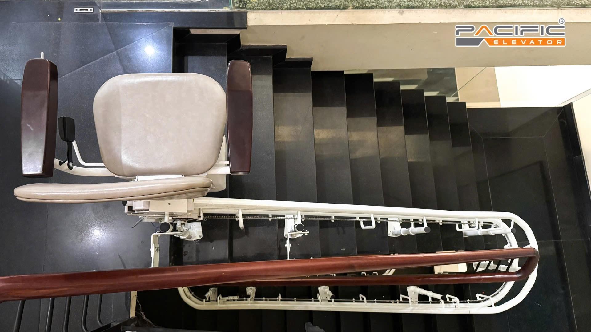 Thang ghế stairlift - giải pháp cho người lớn tuổi mà không cần cải tạo nhà - Ảnh 1.