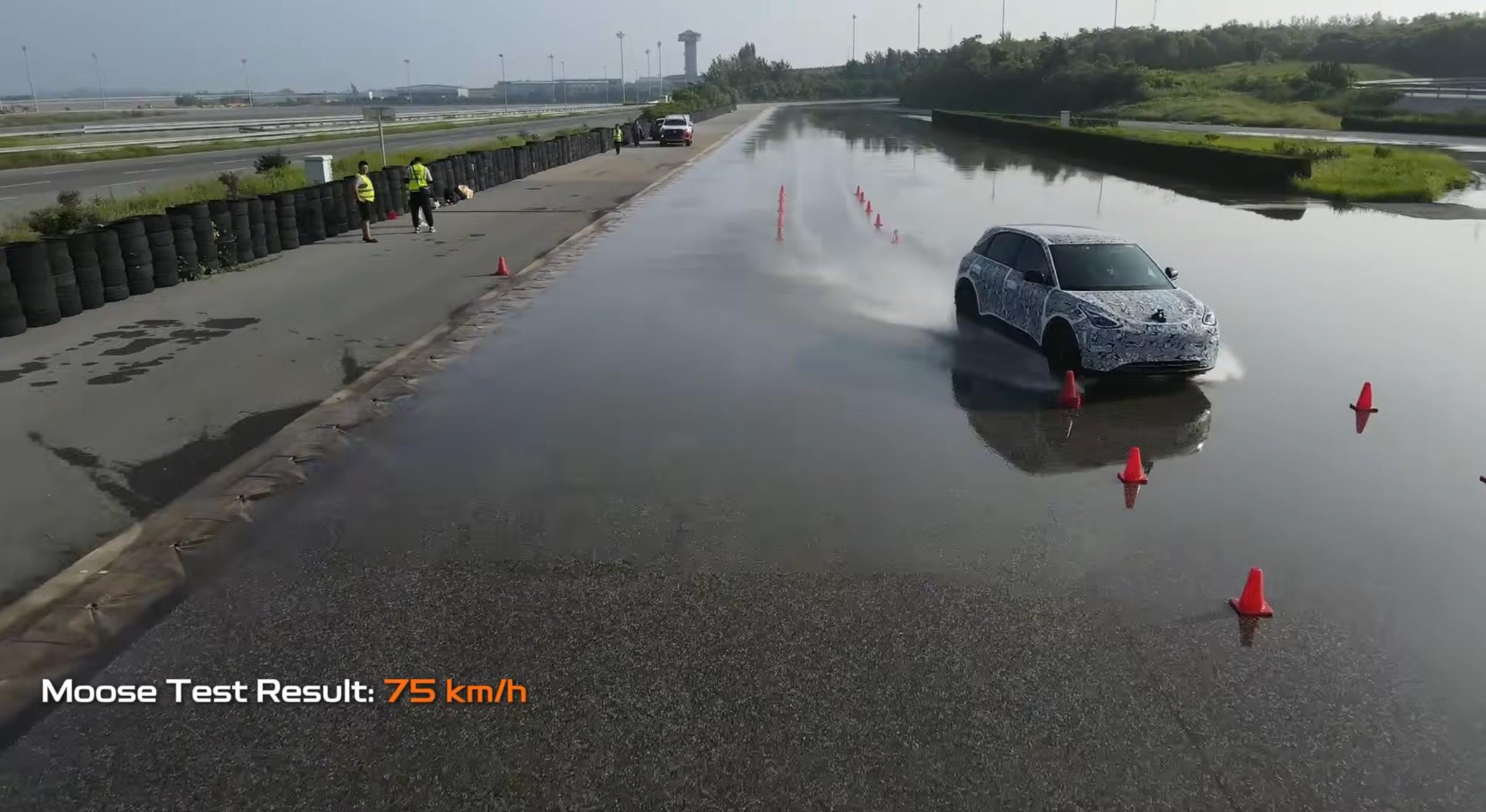 Loạt bài thử vận hành cho thấy định hướng chú trọng an toàn trên Geely EX2- Ảnh 1.