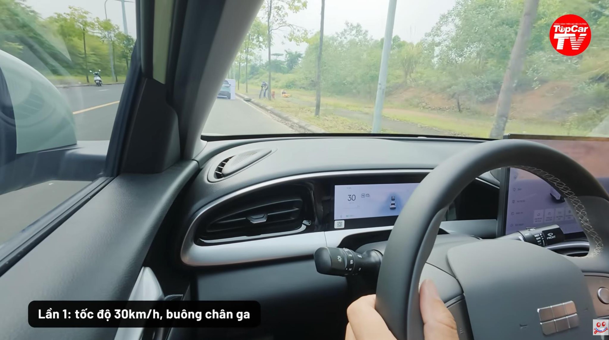 Loạt bài thử vận hành cho thấy định hướng chú trọng an toàn trên Geely EX2- Ảnh 4.