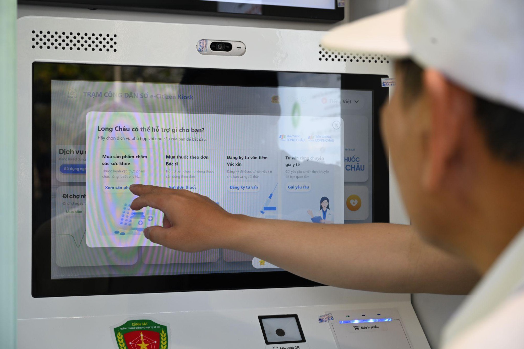 Người dân mua thuốc, chăm sóc sức khoẻ thuận tiện tại Trạm Công dân số ...