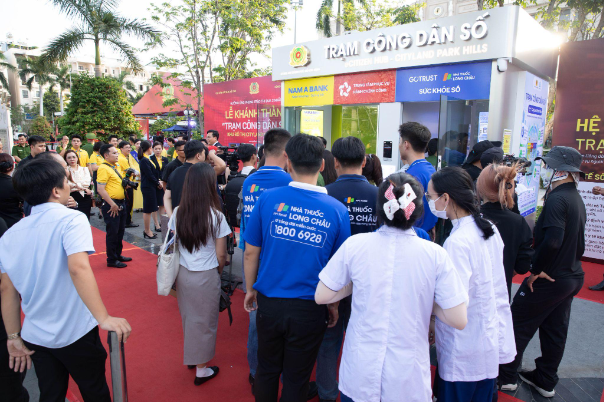 Gia đ&igrave;nh h&agrave;o hứng trải nghiệm chăm s&oacute;c sức khoẻ th&ocirc;ng minh tại Trạm C&ocirc;ng d&acirc;n số - Ảnh 1.