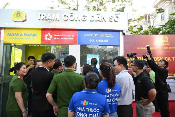 Gia đ&igrave;nh h&agrave;o hứng trải nghiệm chăm s&oacute;c sức khoẻ th&ocirc;ng minh tại Trạm C&ocirc;ng d&acirc;n số - Ảnh 12.