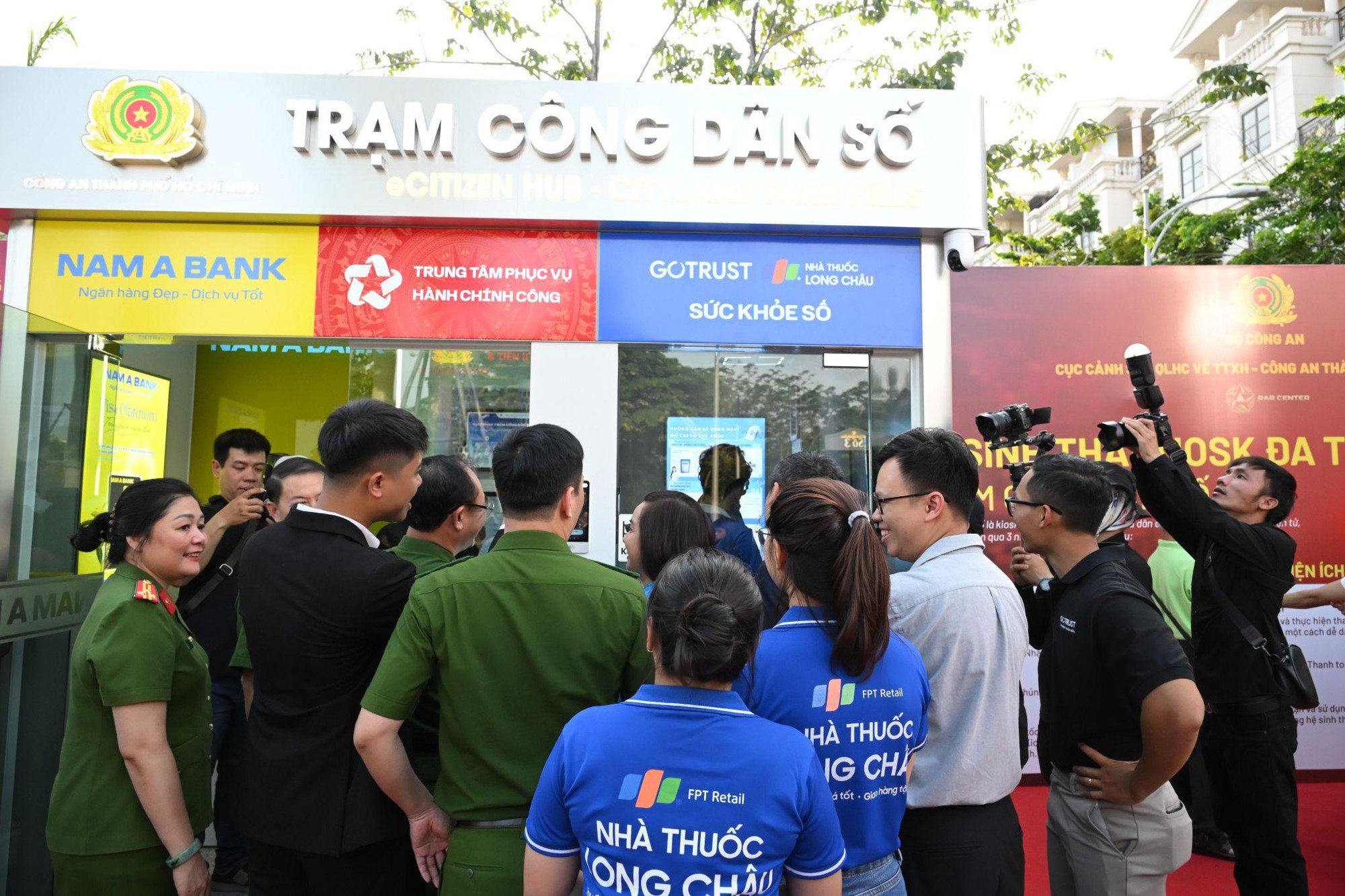 Người dân TP.HCM bất ngờ với Trạm Công dân số “tất cả trong một” ngay sát nhà - Ảnh 13.