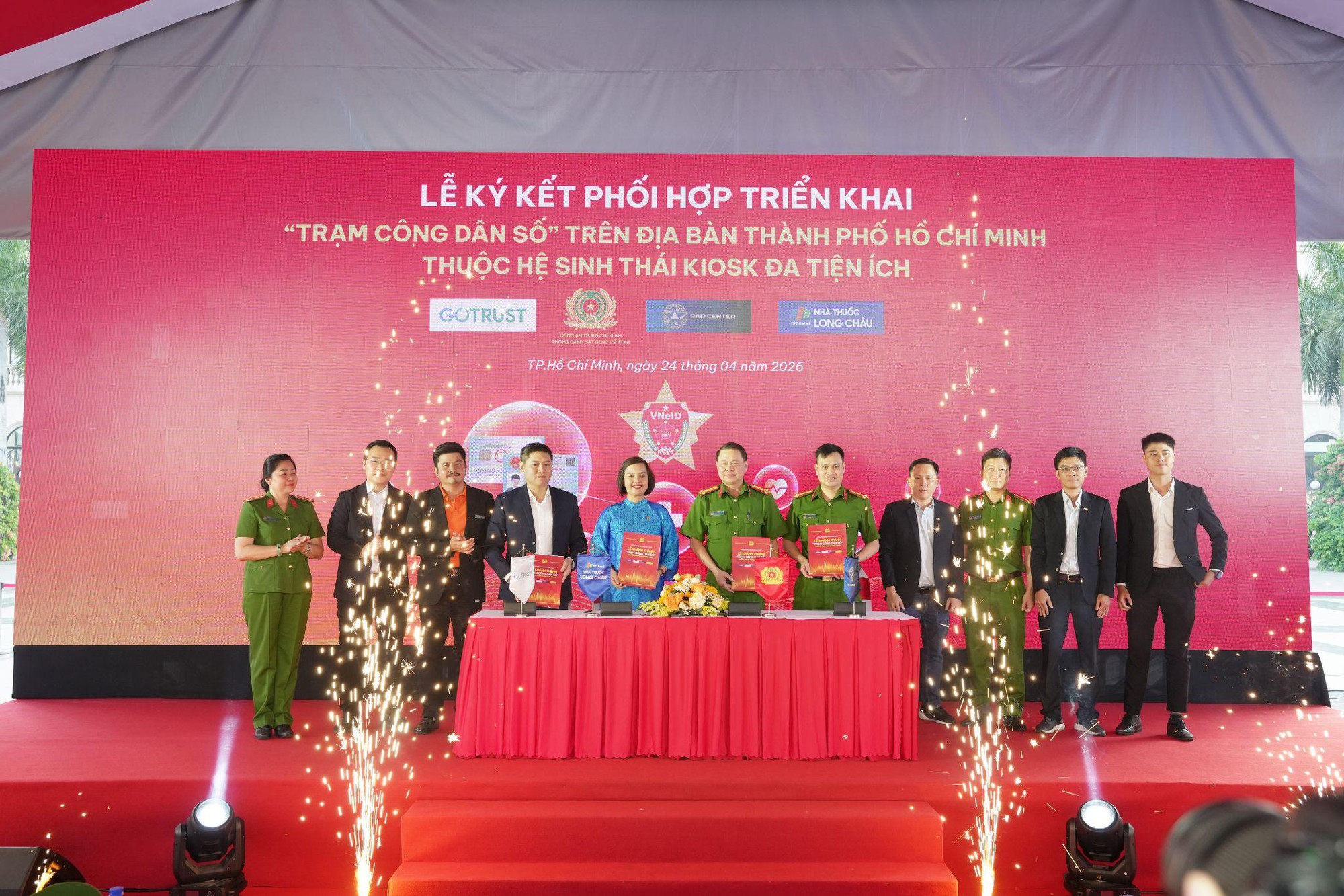 Người dân TP.HCM bất ngờ với Trạm Công dân số “tất cả trong một” ngay sát nhà - Ảnh 3.