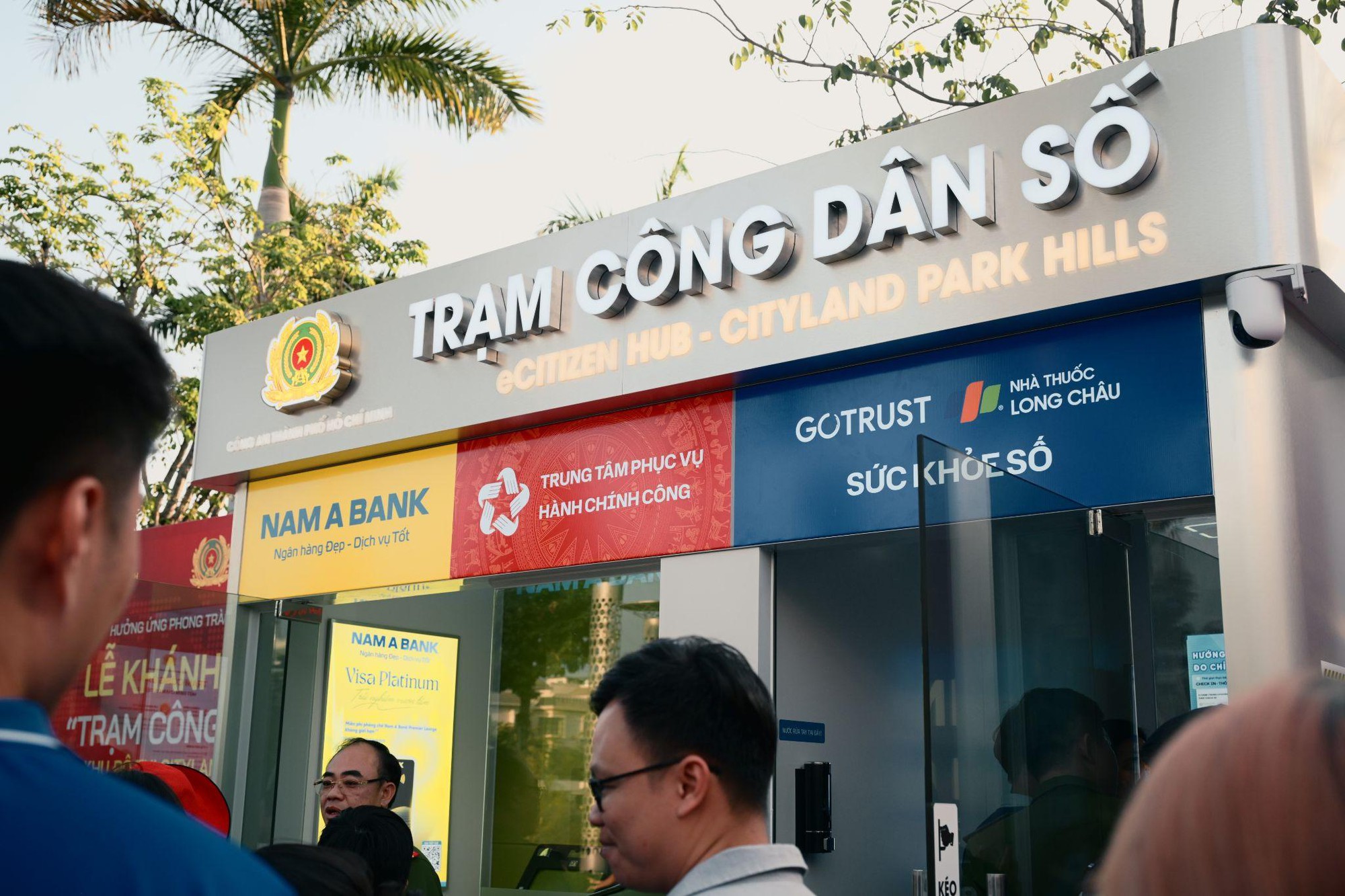 Người dân TP.HCM bất ngờ với Trạm Công dân số “tất cả trong một” ngay sát nhà - Ảnh 4.