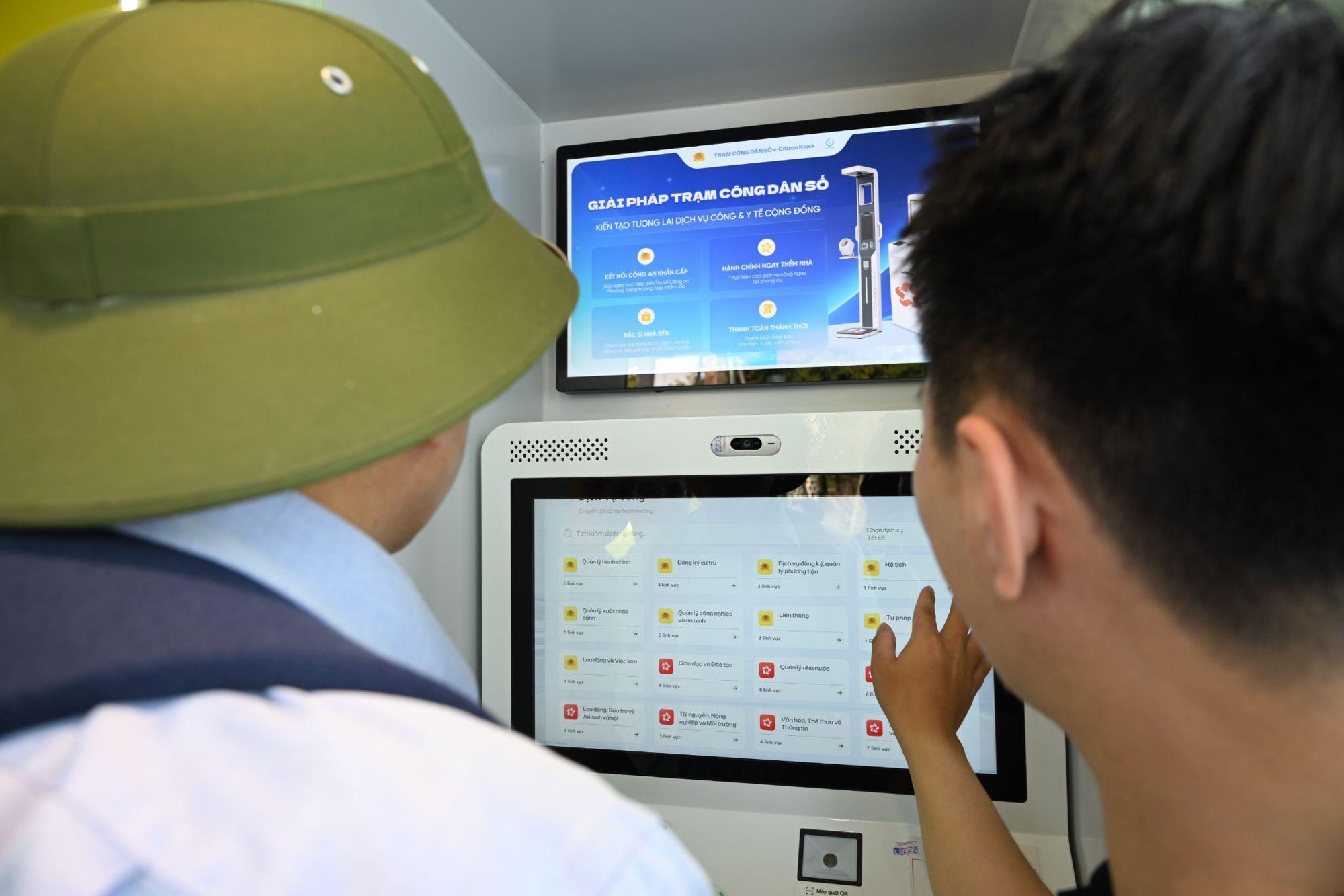 Người dân TP.HCM bất ngờ với Trạm Công dân số “tất cả trong một” ngay sát nhà - Ảnh 5.