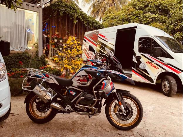 Chủ gara tín nhiệm tải van GAZ để cân siêu mô tô - Ảnh 1.