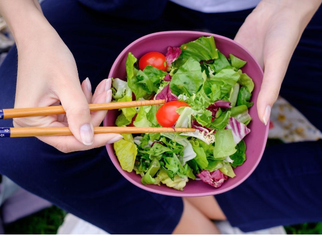 Cẩm nang hạ nhiệt to&agrave;n diện gi&uacute;p d&acirc;n c&ocirc;ng sở "sống s&oacute;t" qua m&ugrave;a nắng n&oacute;ng gay gắt- Ảnh 1.