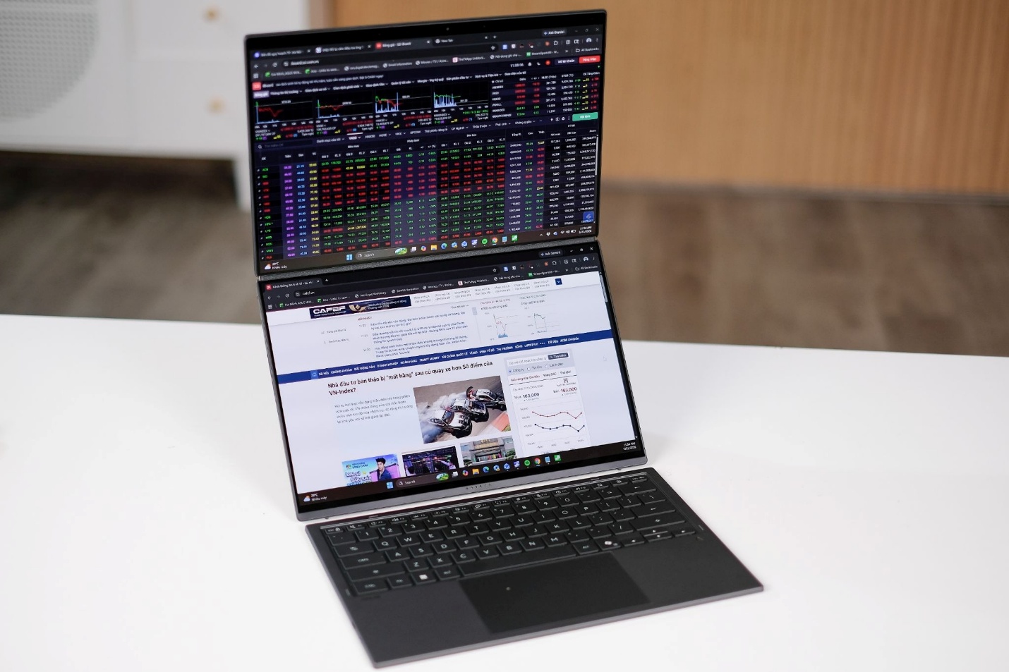 Dân tài chính dùng laptop này là “chuẩn”: Vừa soi chart, vừa làm việc- Ảnh 1.