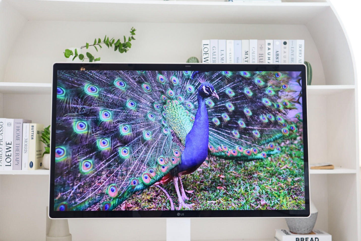 Biến không gian sống thành văn phòng với màn hình LG Smart Monitor Swing - Ảnh 2. Biến không gian sống thành văn phòng với màn hình LG Smart Monitor Swing - Ảnh 2.