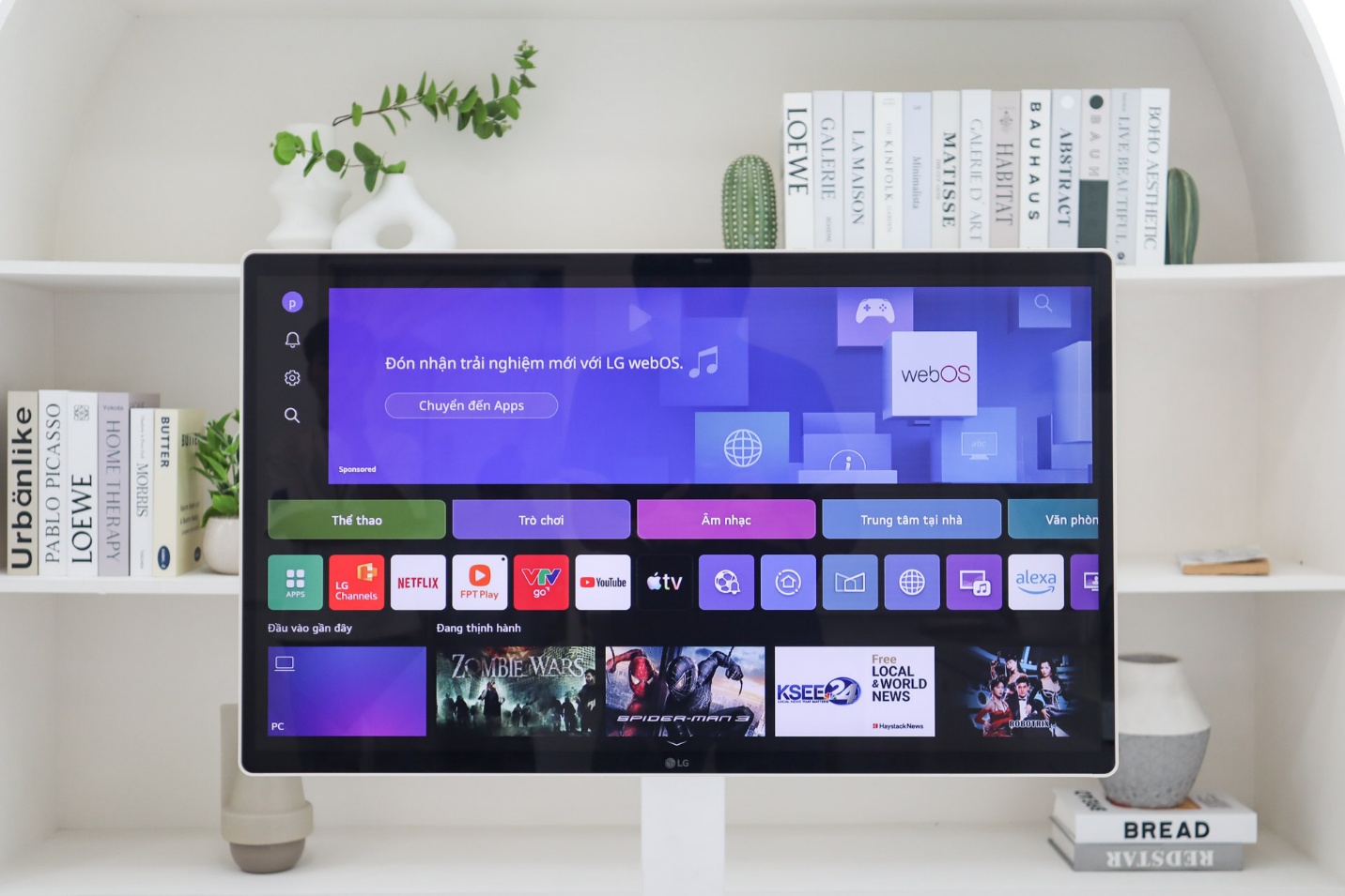 Biến không gian sống thành văn phòng với màn hình LG Smart Monitor Swing - Ảnh 4. Biến không gian sống thành văn phòng với màn hình LG Smart Monitor Swing - Ảnh 4.
