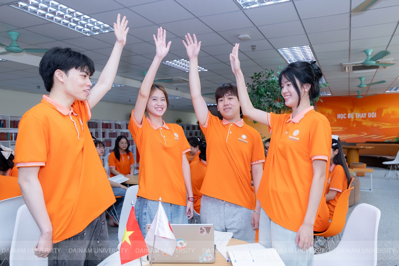 Giáo sư Nhật Bản bàn về tương lai nguồn nhân lực tiếng Nhật trong thời đại AI tại Đại học Đại Nam - Ảnh 3. Giáo sư Nhật Bản bàn về tương lai nguồn nhân lực tiếng Nhật trong thời đại AI tại Đại học Đại Nam - Ảnh 3.