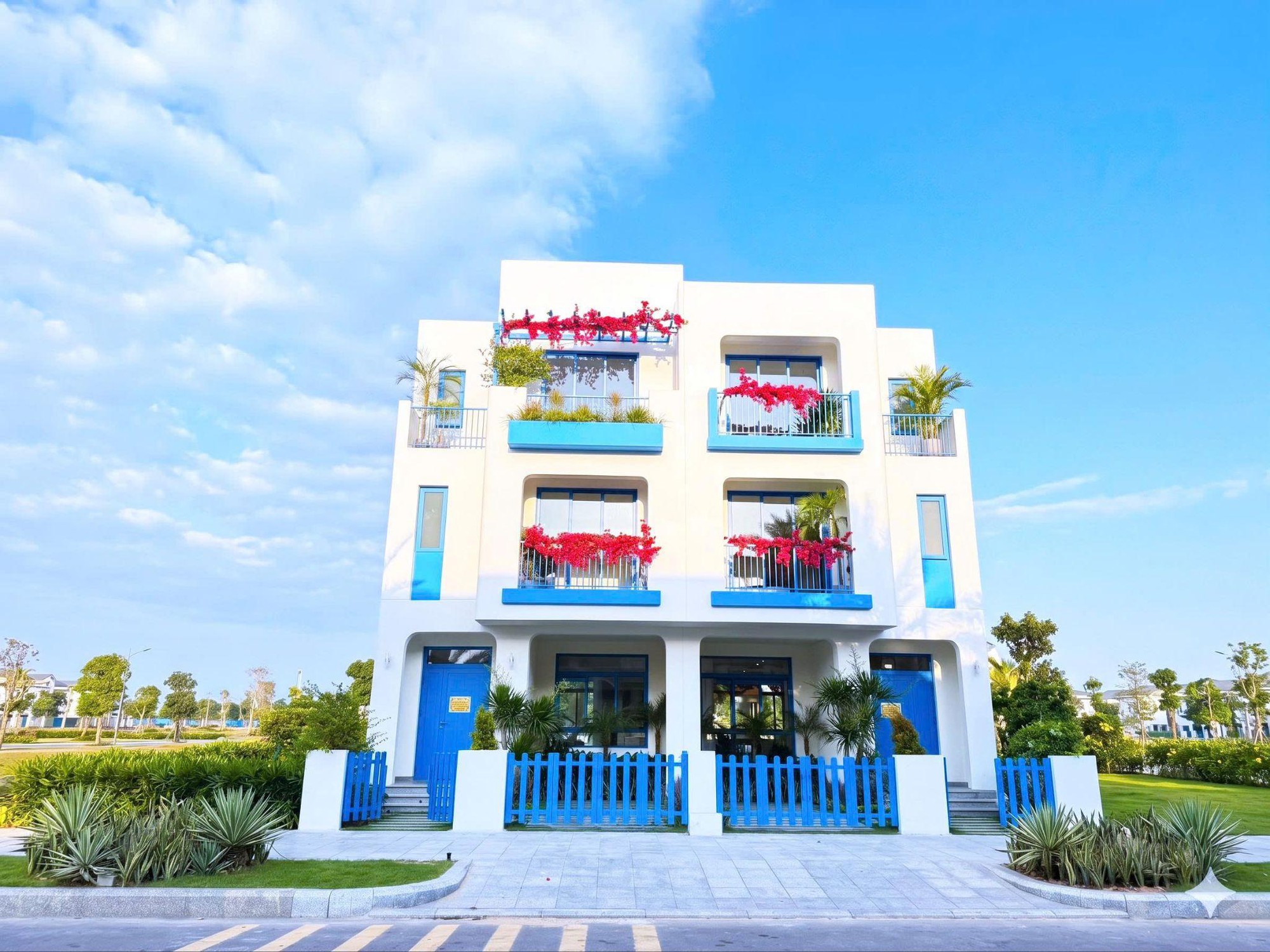 Nhà phố biển phong cách Santorini: Sức hút mới dẫn dắt thị trường bất động sản Cam Ranh- Ảnh 1. Nhà phố biển phong cách Santorini: Sức hút mới dẫn dắt thị trường bất động sản Cam Ranh- Ảnh 1.