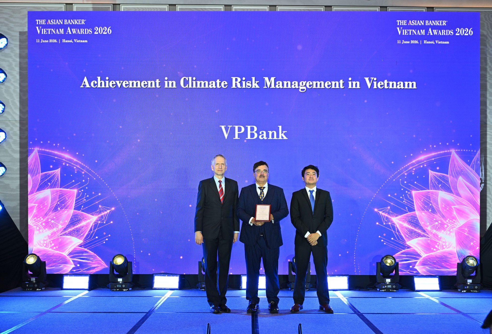 VPBank ghi dấu tại The Asian Banker với ba giải thưởng về số hóa, AI và phát triển bền vững- Ảnh 2.