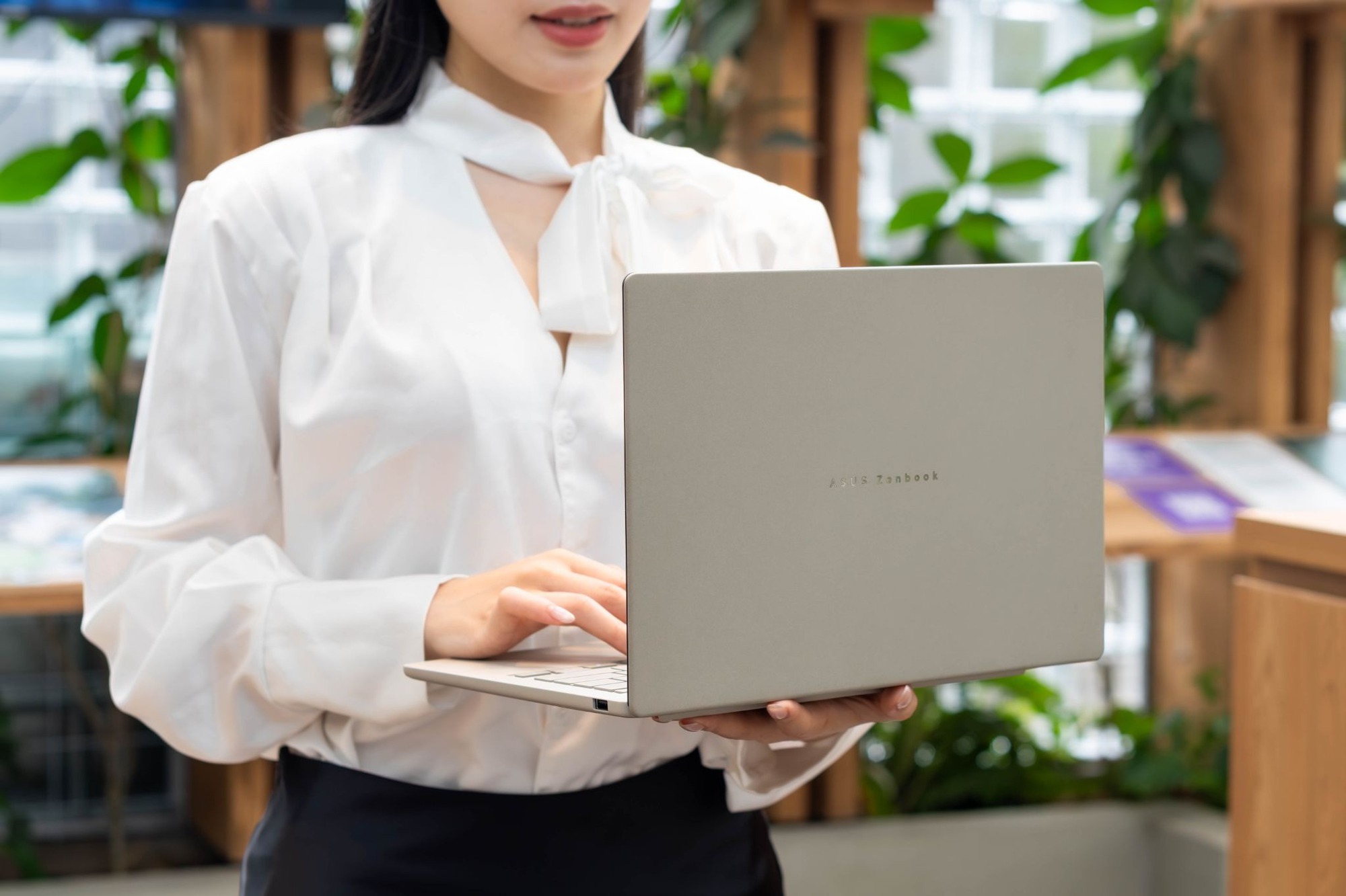 Chiếc laptop 990g này đã làm được điều mà nhiều người từng nghĩ là không thể- Ảnh 2.